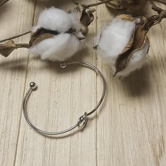 Pretty knotted Womens bangle in SILVER - Picture 3 of 5